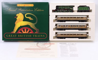 Lot 610 - Hornby R2017 Train Pack comprising B17/4 loco...