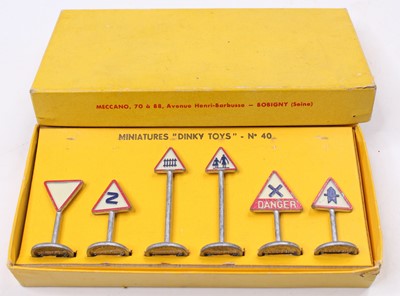 Lot 1318 - A French Dinky Toys No. 41 roadsign group,...