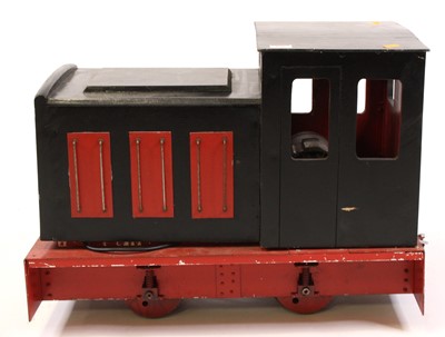 Lot 190 - A 5" gauge wooden and battery powered model of...