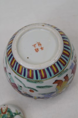 Lot 88 - A collection of ceramics to include an Art...