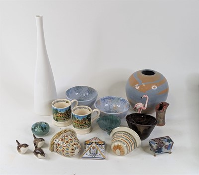Lot 94 - A collection of 20th century ceramics to...