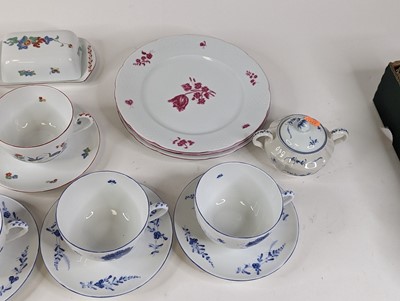 Lot 98 - A collection of ceramics to include hand...