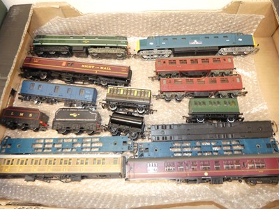 Lot 1507 - Two trays containing 00 gauge models to...
