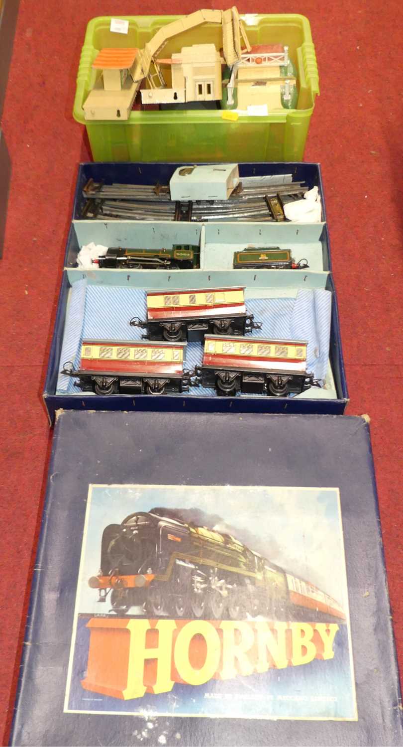 Lot 1520 - A collection of 0 and 00 gauge related...