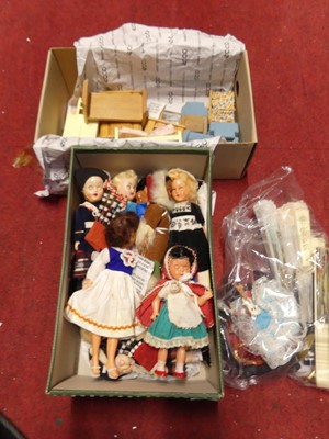 Lot 1527 - A quantity of dolls house furniture and...