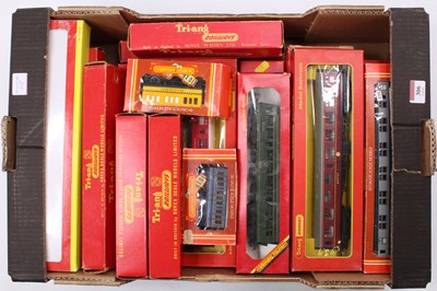 Lot 306 - Tray of 19 boxed Hornby/Triang bogie coaches...