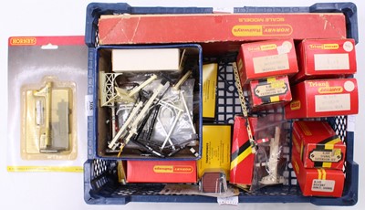 Lot 308 - Tray of signalling items, mainly Hornby,...