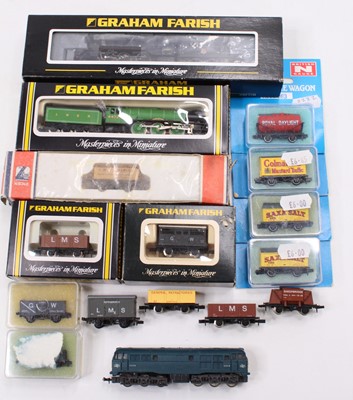 Lot 330 - N-gauge items: Farish (Bachmann) 372-601 V2...