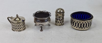 Lot 284 - An Edwardian silver open salt, lacking liner,...