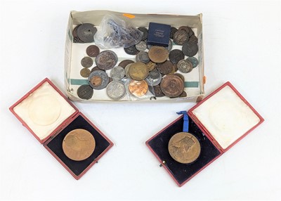 Lot 427 - Mixed coinage and medallions, to include an...