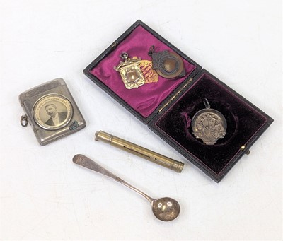 Lot 438 - Miscellaneous items to include a silver...