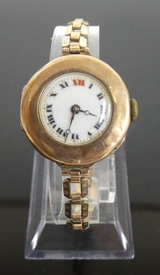 Lot 389 - A vintage ladies 9ct gold cased wrist watch...