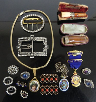 Lot 398 - Assorted costume jewellery to include various...