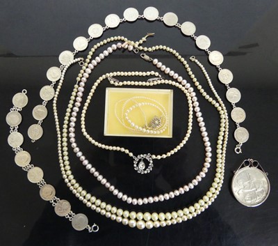 Lot 403 - Assorted costume jewellery to include faux and...