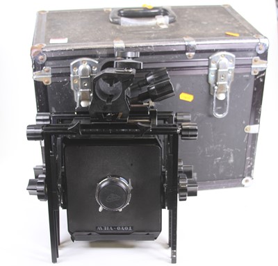 Lot 527 - A collection of vintage photography equipment,...