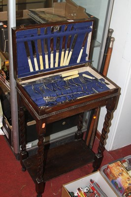 Lot 530 - An oak cased canteen of stainless steel cutlery