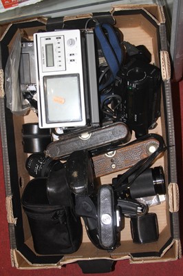 Lot 534 - A collection of vintage photography equipment,...