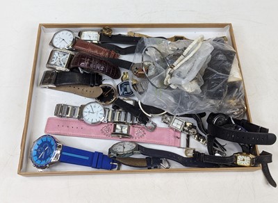 Lot 335 - Assorted costume jewellery to include a...