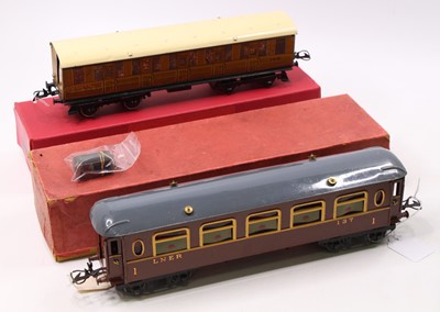 Lot 195 - Two Hornby bogie coaches: 1935-41 Saloon coach...