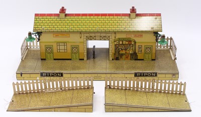 Lot 294 - 1939-41 Hornby Station No.4E ‘Ripon’ buff...