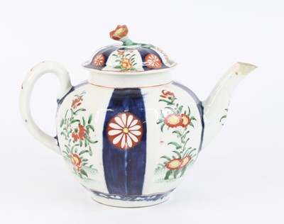 Lot 1104 - A Worcester porcelain teapot and cover, circa...