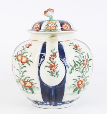Lot 1104 - A Worcester porcelain teapot and cover, circa...