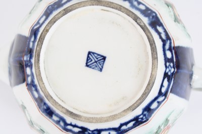 Lot 1104 - A Worcester porcelain teapot and cover, circa...