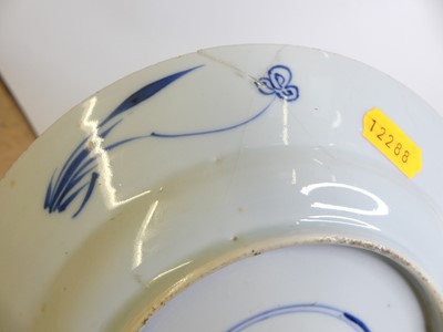 Lot 37 - A Chinese Kangxi period blue and white...