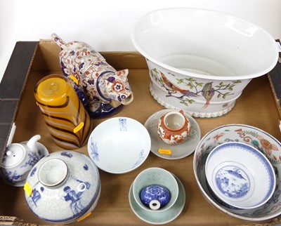 Lot 79 - A collection of ceramics, to include a Chinese...