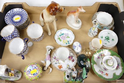 Lot 82 - A collection of ceramics, to include floral...