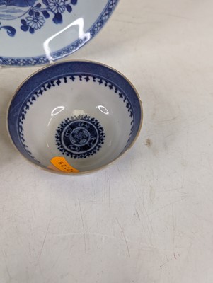 Lot 26 - A Chinese blue and white porcelain dish,...
