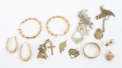 Lot 366 - Assorted 9ct gold, to include wedding band,...