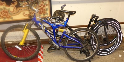 Lot 1315 - A Saracen Vice gent's mountain bike, together...