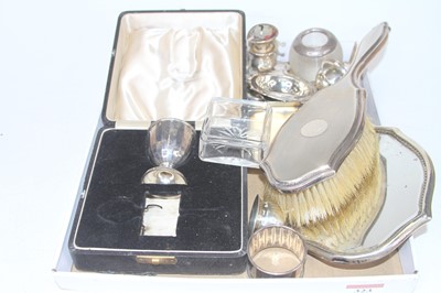 Lot 323 - A collection of silver to inlcude tea strainer,...