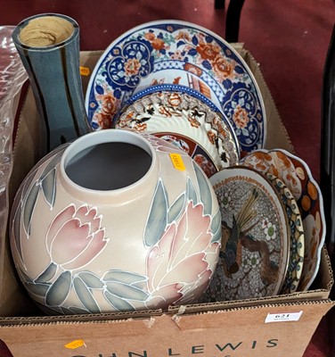 Lot 621 - A collection of mixed ceramics, to include a...