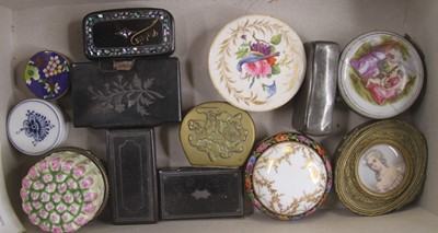 Lot 435 - A collection of snuff boxes to include papier...