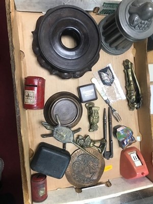 Lot 414 - A collection of items to include Chinese...