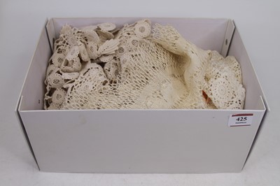 Lot 425 - A collection of lace