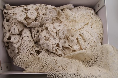 Lot 425 - A collection of lace