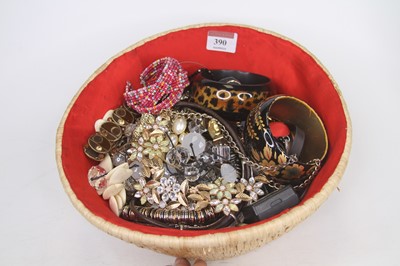 Lot 390 - A woven basket of assorted costume jewellery...