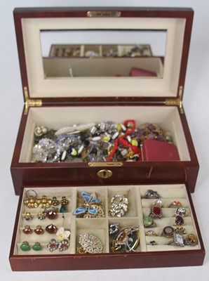 Lot 392 - A jewellery box and contents of assorted...