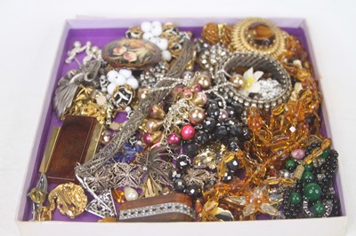 Lot 394 - A tray of assorted vintage costume jewellery...