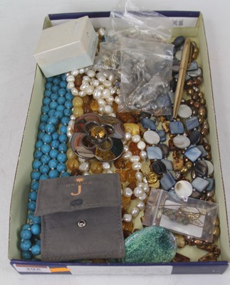 Lot 395 - A tray of assorted costume jewellery to...