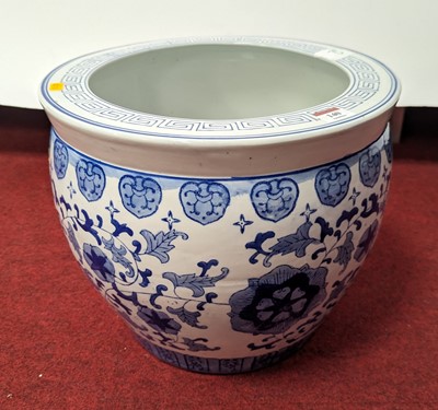 Lot 140 - A Chinese blue & white porcelain jardiniere,...