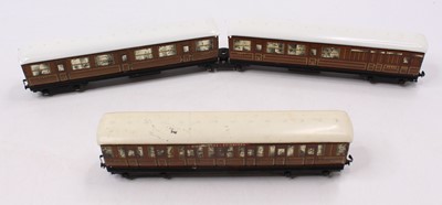 Lot 414 - Hornby-Dublo D2 teak articulated coach set....