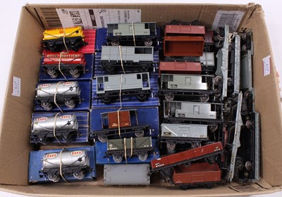 Lot 417 - Tray of 31 Hornby-Dublo wagons, mix of metal &...