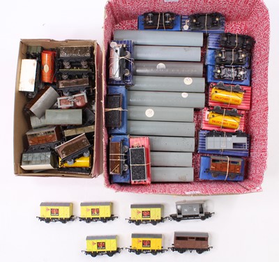 Lot 422 - Tray of Hornby-Dublo wagons & coaches. 5 x D13;...