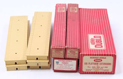 Lot 436 - Hornby-Dublo plastic accessories: Eleven 5086...