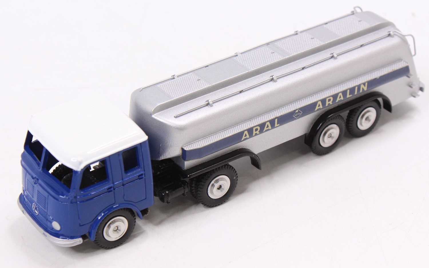 Lot 1756 - A Marklin No. 8032 Mercedes Aral