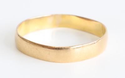 Lot 2527 - A 22ct gold 3.5mm D-shaped wedding band, size...